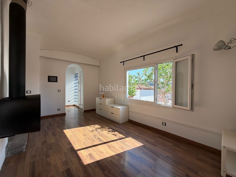 Foto c00b7d3d-478c-45ad-8314-57dade8a81ba. Casa aparellada amb xemeneia a Olot