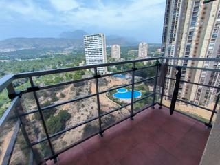 Apartament en Playa Poniente. Se vende exclusivo piso con vistas de ensueo al mar y la ciudad
