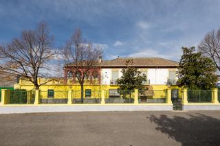 Masia a Maracena. Gran casería en maracena, junto a la autovía.