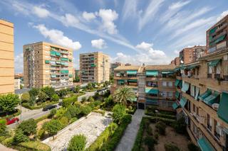 Appartement  Calle victor hugo. Amplio piso en zona cartuja, ideal para inversión o vivir en zon
