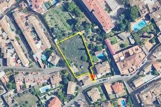 Terreno residenziale  Calle calle del presbítero pedro ruiz de valdivia. Magnifico solar en el centro de la zubia