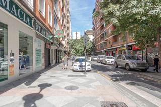 Appartement  Emperatriz eugenia. Céntrico piso de 3 dormitorios, 2 baños, patio, amplio salón y b