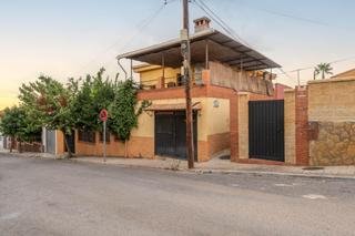 Maison jumelée  Calle de inglaterra 13. Chalet con piscina en los rebites a pocos metros de granada capi