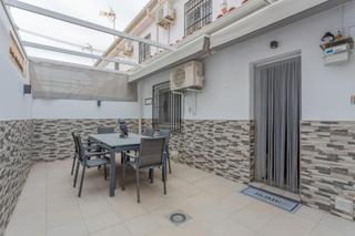 Reihenhaus  Calle jose de larra. Casa totalmente reformada con 3 dormitorios, patio y placas foto