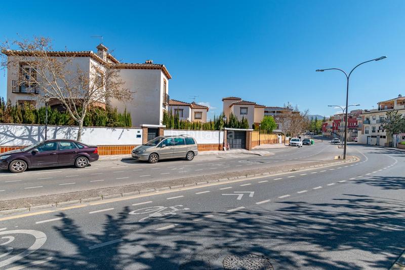 Foto 9375ccd6-9ae0-4e26-9532-002e533dd751. Chalet casa unifamiliar haciendo esquina en La Zubia Ciudad Zubia (La)