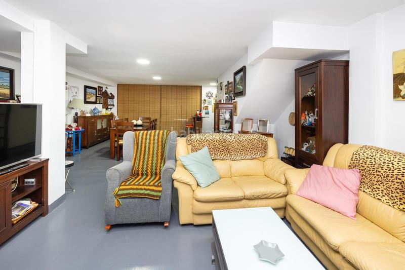 Foto b55a4a6b-cc62-47dc-844c-e6501bfeb0e8. Casa adossada amb calefacció aparcament a Crta. De la Sierra Granada