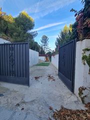 Terreno residencial en Calle cortijuela. Parcela con una casita de madera en cumbres verdes.