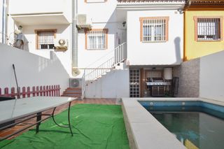 Casa a schiera in Calle rosalia de castro. Adosada con piscina propia