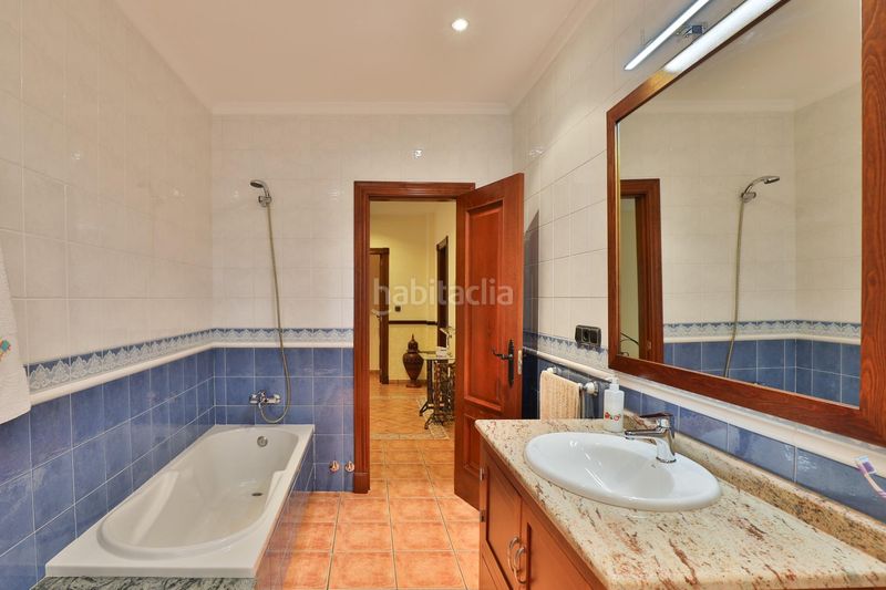Foto 499f0027-b2ad-49a5-af9f-f7100e9bbdd0. Casa aparellada amb aparcament a Padul