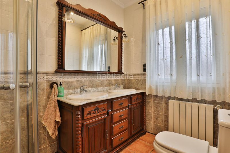 Foto 8ab79a16-c5b4-47a2-aa59-32b9579fe428. Casa aparellada amb aparcament a Padul