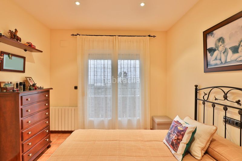 Foto a335f898-6582-4950-bd3b-13e91fe6dbf9. Casa aparellada amb aparcament a Padul