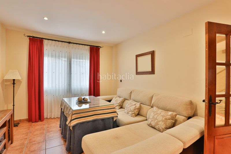 Foto ac2dbd96-716d-4b7b-aeae-90cdb681d7b5. Casa aparellada amb aparcament a Padul