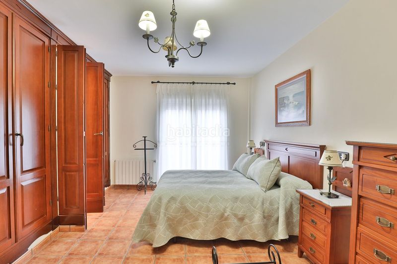 Foto b334abad-0e0d-46fd-ada9-b5ceba1d2924. Casa aparellada amb aparcament a Padul