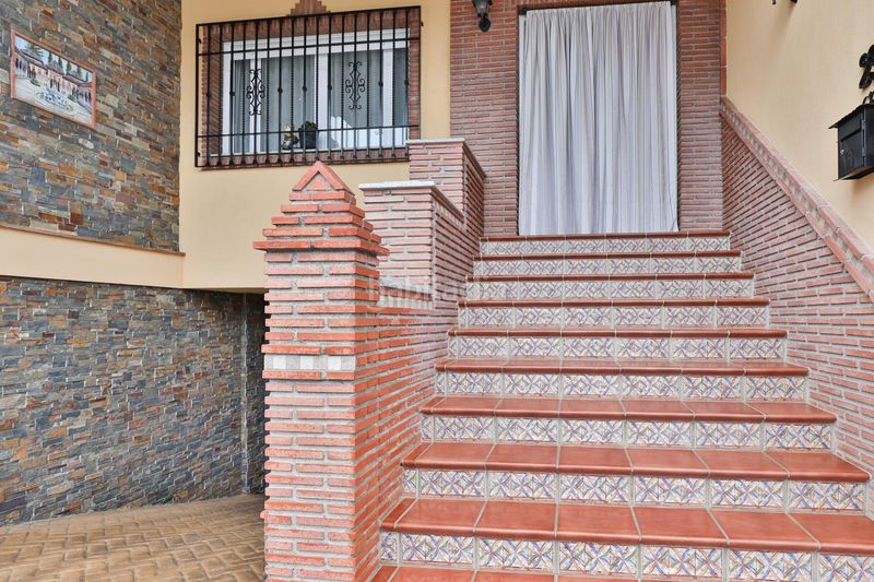 Foto c77dc5f9-cd94-4ddf-87df-88e7a8deae27. Casa aparellada amb aparcament a Padul