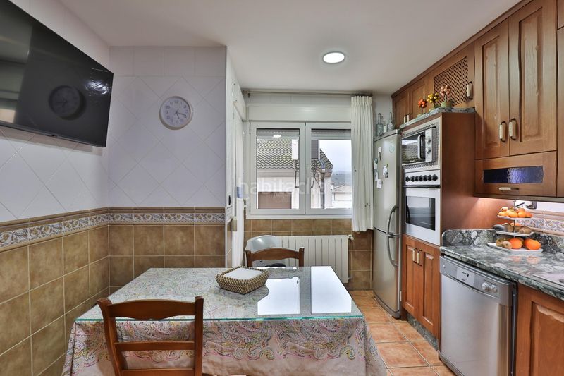 Foto ed29ab59-3a9b-4ea4-87bd-a9ebab3a4158. Casa aparellada amb aparcament a Padul