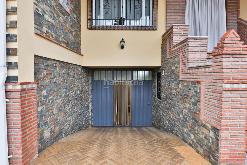 Foto f8f1759b-79e6-45a0-a060-94c5d027e860. Casa aparellada amb aparcament a Padul