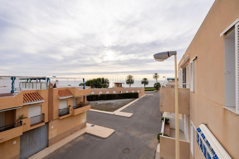 Foto df68fefe-1687-4760-bce9-669e5f39465c. Piso !! impresionante piso con garaje en primera linea de playa en playa cambriles !! en Lújar
