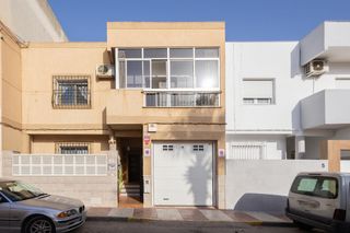 Casa adosada  Calle pablo neruda(r). !!vivienda de 4 dormitorios con patio, terraza y garaje en roque