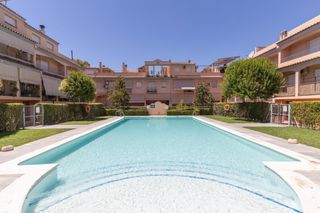 Casa  Calle calle iznájar. Fantástica casa con piscina comunitaria, terraza y garaje