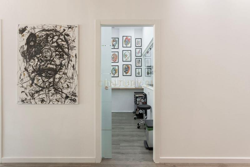 Foto c5e82e1c-f91a-465c-a73a-f1995c9d3363. Oficina a carrer del torrent de l'olla a Vila de Gràcia Barcelona