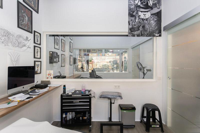 Foto ca249bc6-9fc4-4bfe-82db-f612dfef84db. Oficina a carrer del torrent de l'olla a Vila de Gràcia Barcelona