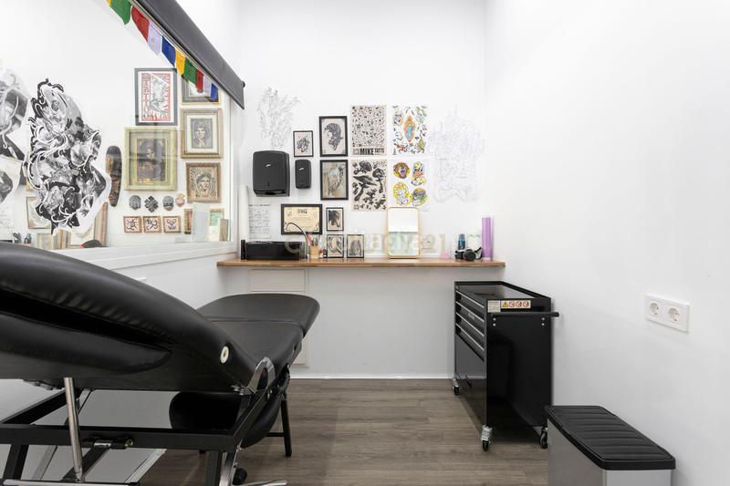 Foto fa081db1-4c68-44b3-8a6e-5fae5c818a23. Oficina a carrer del torrent de l'olla a Vila de Gràcia Barcelona