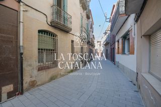 Edificio  Carrer major. Edifici noucentista amb jardí privat i vistes al balneari prats