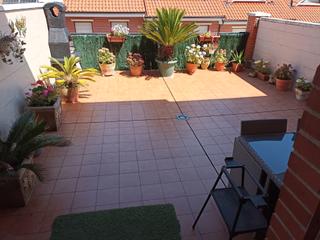 Chalet à Calle de montecerredo 13. Chalet adosado en urbanización montecerredo