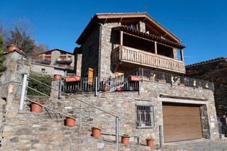Xalet a Carrer núria 35. Casa de piedra con vistas y luz natural en tregurà de dalt
