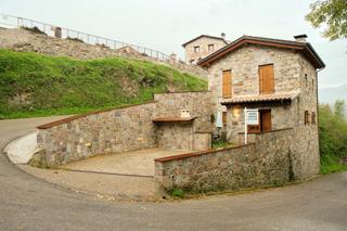 Masia a Carretera d'abella s/n. Casa de piedra reformada en la roca