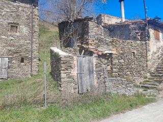 Masia a Molló. Casa con jardín a reformar en espinavell