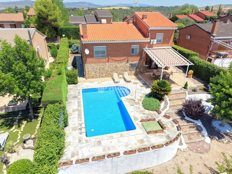 Foto 15540faf-e827-45d3-af9e-a90dc2959414. Casa amb piscina a Uceda