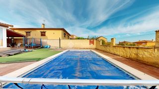 Maison jumelée à Torrelaguna. Casa en venta en torrelaguna