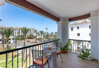 Apartament a Puerto de la Duquesa. Apartamento con vistas al mar en el puerto deportivo de la duque