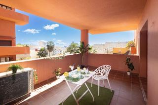 Apartamento  Balcones del mar. Apartamento en el centro de estepona con 4 dormitorios y garaje,