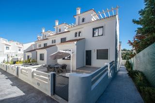 Casa adossada a Altos de Estepona. Adosada de esquina en la exclusiva zona de el campanario, estepo