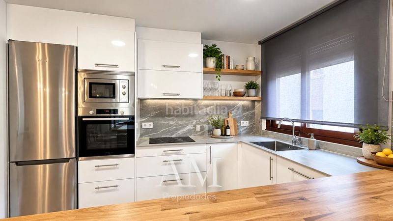 Foto 047202bd-c8bc-4f86-925e-f78a01fa3345. Casa aparellada amb calefacció aparcament a O Hío Cangas