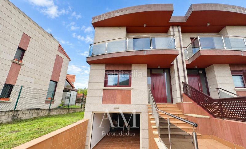 Foto b8927778-ad51-4bdf-9471-a73b72444854. Casa aparellada amb calefacció aparcament a O Hío Cangas