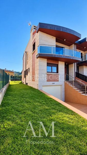 Foto 205558f9-70ca-4a75-980e-f25680793be1. Casa pareada en O Hío Cangas