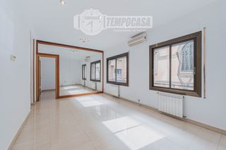 Pis en Sants. Luminoso piso esquinero en venta en sants  calle olzinelles