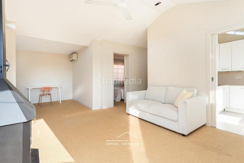 Foto 4f8d9da9-2ba0-4f57-bc4e-a00e209f4c78. Alquiler estudio encantador ático con terraza en passatge mercader, eixample derecho en Barcelona