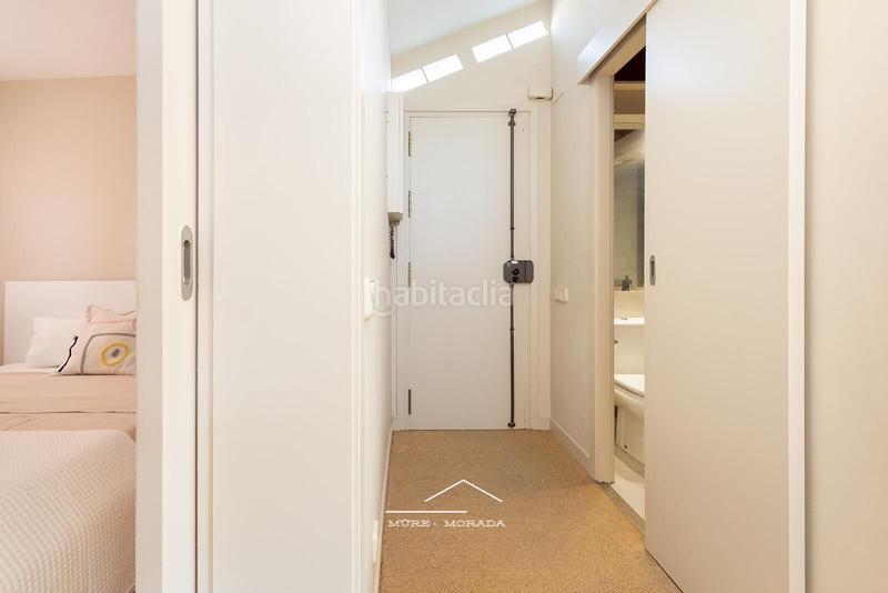 Foto e88bbff6-0a36-47c9-8d0c-92adb7f16a31. Alquiler estudio encantador ático con terraza en passatge mercader, eixample derecho en Barcelona