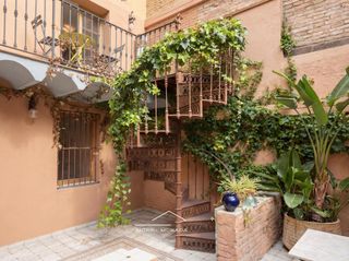 Rent Loft in Sant Antoni. Bajo dúplex con jardín secreto en el corazón de sant antoni