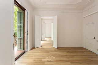 Rent Office space in Dreta de l´Eixample. Oficina con carácter y 7 despachos en finca regia del eixample d