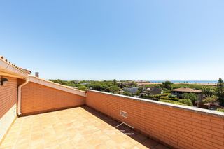 Attique à Gava Mar. Espectacular ático dúplex con terraza y vistas abiertas al mar