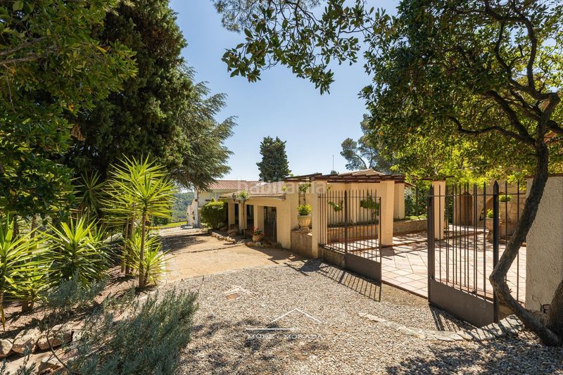 Foto f339b119-da15-45ed-a13a-735cff942e81. Casa amb calefacció aparcament piscina a Corbera de Llobregat
