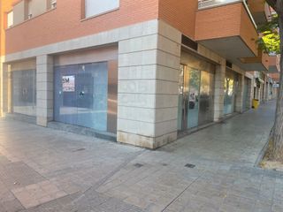 Alquiler Local Comercial  Carrer baró de maials. Local comercial con calefacción y aire acondicionado