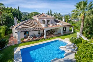 Casa en Nueva Andalucía centro. Elegante villa mediterránea en el prestigioso golf valley de nue
