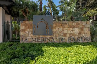 Apartamento en Nueva Andalucía centro. Apartamento de 2 dormitorios en una urbanización cerrada, a poca