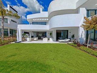 Ground floor in Playa Bajadilla - Puertos. Joya de planta baja con amplio jardín, terraza y impresionantes